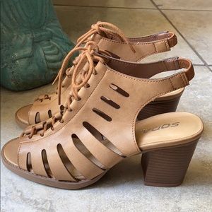 NWOT Soda Sandals Size 9